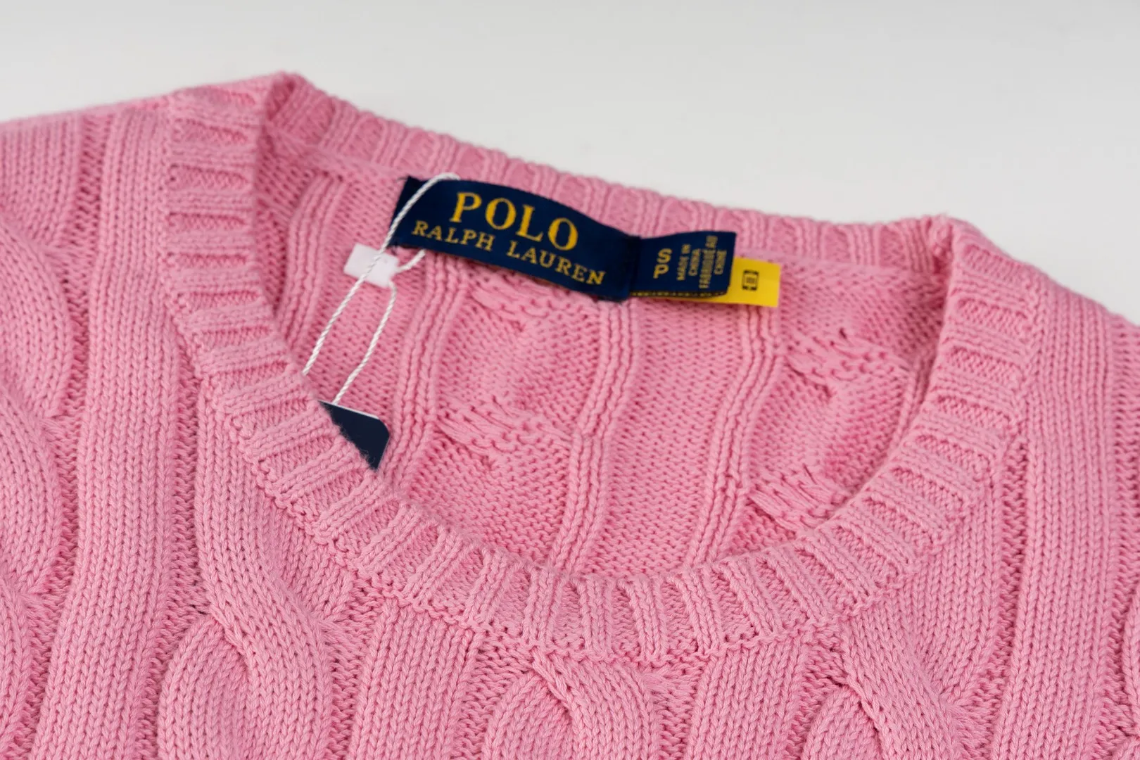 P220 #R91 RALPH LAUREN Ralph Lauren fourteen colors classic small label embroidery round neck pullover cable cardigan sweater men's top, high-density LOGO embroidery on the chest, original customization of tag accessories. Made of pure cotton yarn, pure cotton is skin-friendly and comfortable, small label war horse embroidered twist button round neck sweater 🐎 high quality, follow the blogger to learn how to wear it! Let’s buy a Ralph Lauren cable sweater. It’s a super hard-to-find series after it became popular. It’s hard to find one on the official website. It’s simple and practical to wear, with a lazy and loose feel. The thickened fabric has more texture, feels soft and delicate, and has a loose fit. Whether worn alone or layered, you can wear different styles of fashion with just one piece!   Size：XS S M L Sleeve length: 59/60/61/62/63
